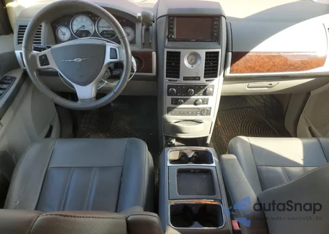 2010 Chrysler Town & Country Touring from USA, damaged, VIN 2A4RR5DX5AR136658